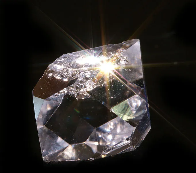 Cristal transparent de tip Herkimer, cu reflexii de lumină
